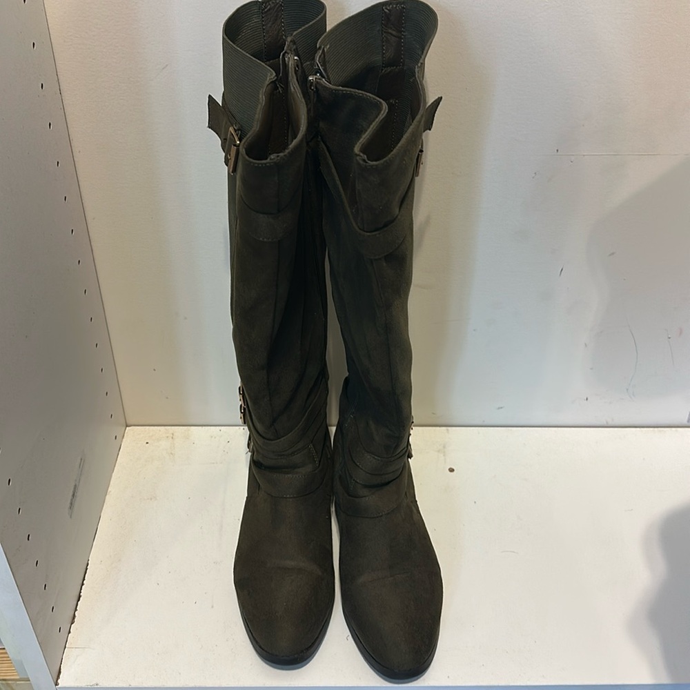 Olive green wide with white cap size 8 boot